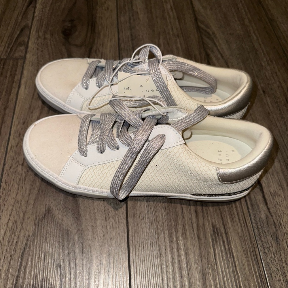 A new day woman's sneakers NWT - Picture 2 of 4